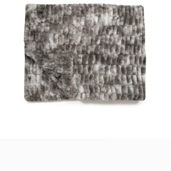 LOLA Smokey Skies Medium Blanket 50x60 - Picture 5 of 6